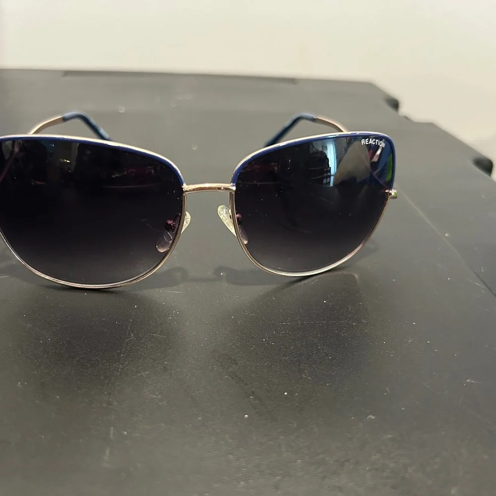 Kenneth Cole Reaction Gold and Blue Sunglasses Timeless Design - Picture 7 of 10